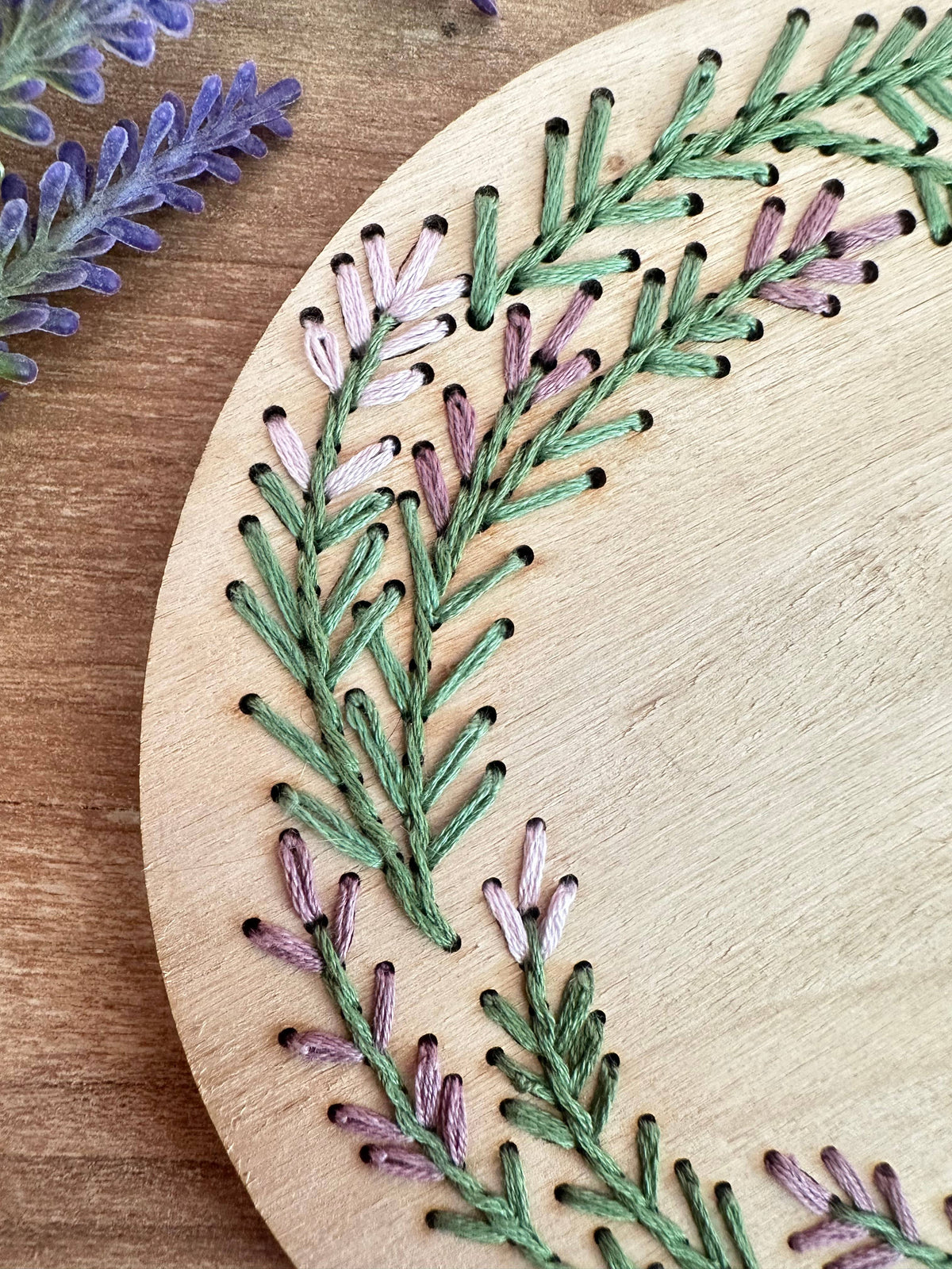 Broderie sur bois – Couronne 2 | Base seule ou kit complet