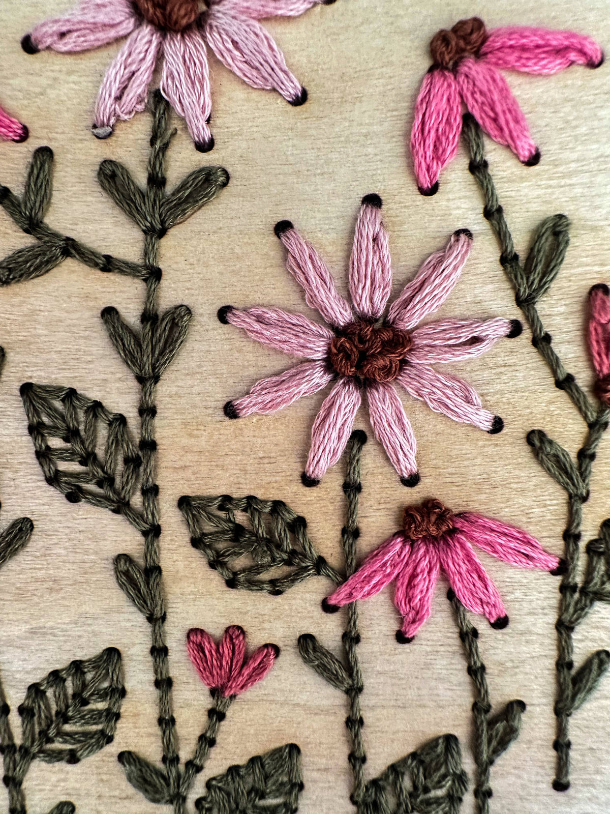 Broderie sur bois – Fleurs roses | Base seule ou kit complet