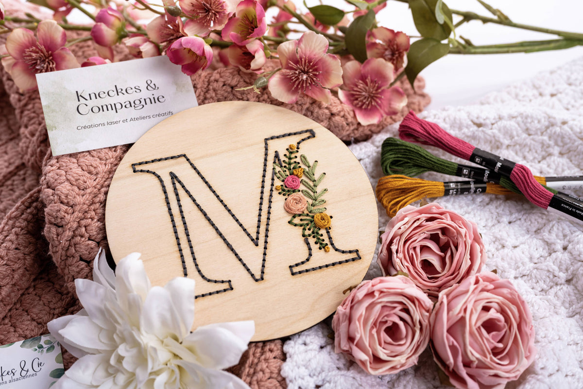 Broderie sur bois – Lettrine | Base seule ou kit complet