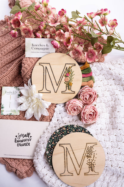 Broderie sur bois – Lettrine | Base seule ou kit complet