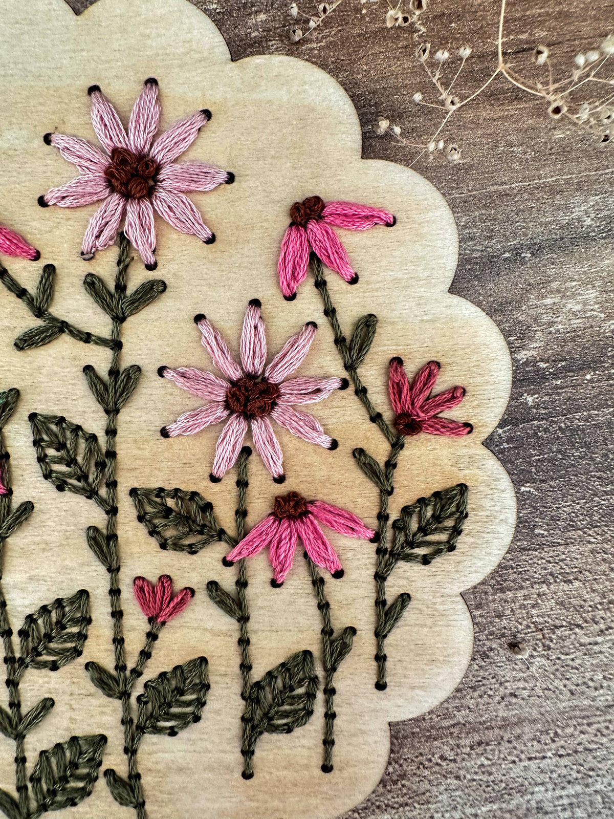 Broderie sur bois – Fleurs roses | Base seule ou kit complet